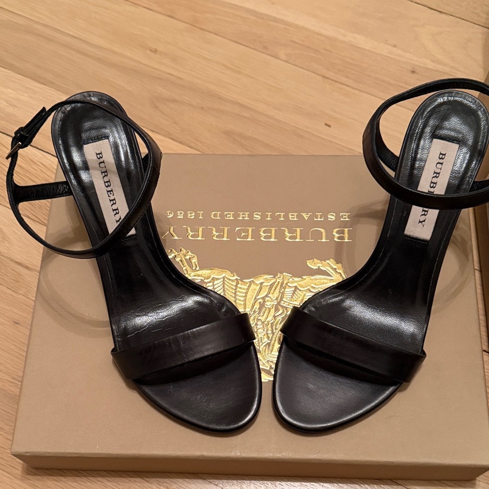 Burberry Elegant Black Heels size 36 NWT